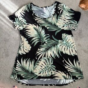 LuLaRoe Black and Green Leaf Print Short Sleeve Tee (Classic)
